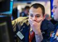 Bears are taking control of the stock market. Bulls want you to buy anyway