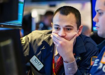 Bears are taking control of the stock market. Bulls want you to buy anyway
