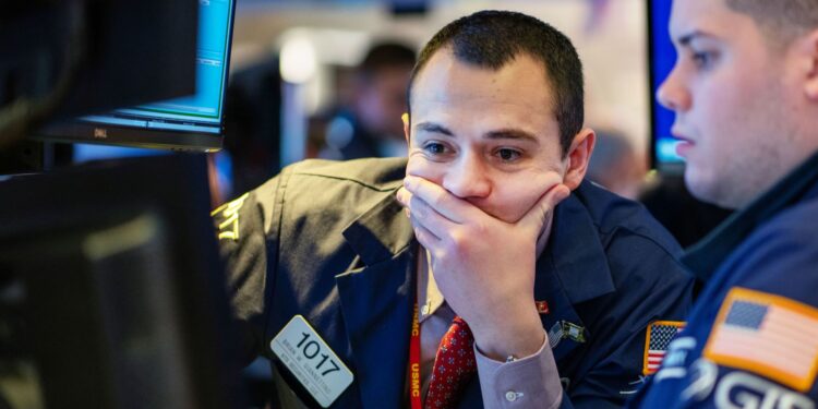 Bears are taking control of the stock market. Bulls want you to buy anyway