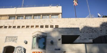 U.K. defends sanctions on Israeli settlements after 30-day consulate closure order