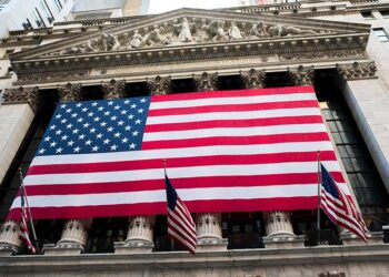 Stock Market Today: Dow Soars 500 Points Amid Rate-Hike Bets; Apple Advances